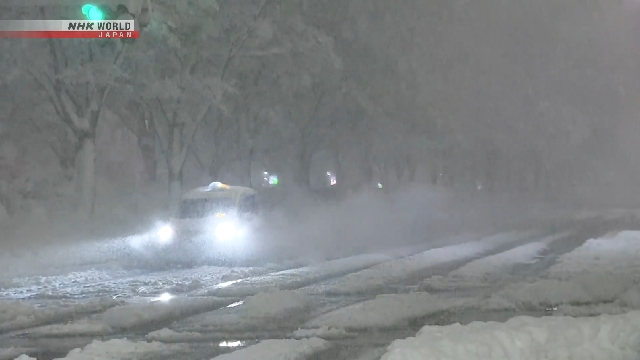 Salju tebal menutupi jalan dan bangunan di wilayah Jepang utara dan barat saat peringatan dikeluarkan untuk Tottori dan Ishikawa.
