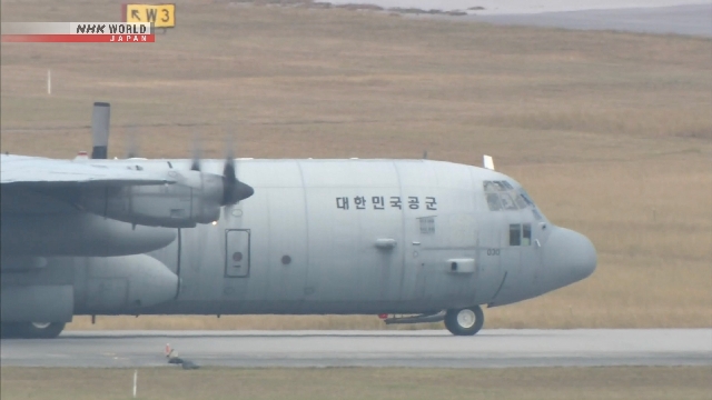 Pesawat angkut militer C-130 melakukan pendaratan darurat di pangkalan udara.