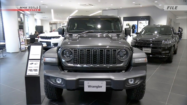 Stiker merah berbentuk bintang pada bagian belakang mobil yang menunjukkan kendaraan tersebut memenuhi kriteria impor resmi di Jepang.