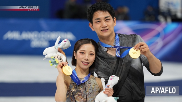 Miura Riku dan Kihara Ryuichi saat merayakan kemenangan medali emas seluncur indah di Olimpiade Musim Dingin 2026.