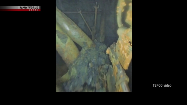 Cuplikan video drone dari bawah Reaktor No. 3 PLTN Fukushima Daiichi yang memperlihatkan gumpalan diduga puing bahan bakar nuklir