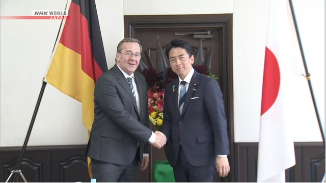 Koizumi Shinjiro dan Boris Pistorius berbicara dalam pertemuan di Pangkalan Yokosuka, Jepang.