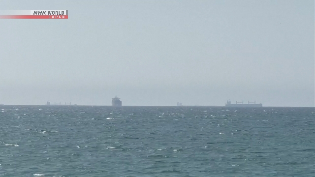 Kapal kargo yang berlayar di perairan laut dengan latar suasana pelayaran internasional.