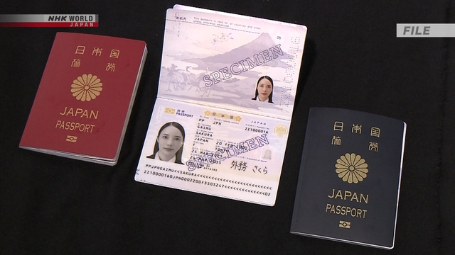 Menteri Kehakiman Hiraguchi Hiroshi menjelaskan rencana perubahan syarat kewarganegaraan Jepang kepada wartawan.