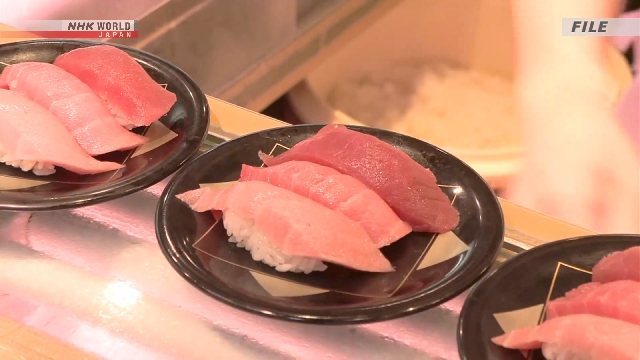 Pekerja restoran di Jepang melayani pelanggan di sebuah restoran.