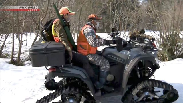 Petugas mencari jejak beruang cokelat di kawasan pegunungan bersalju di Hokkaido, Jepang utara.