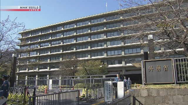 Foto suasana pelaut Jepang dan personel keamanan menjelang kepulangan awak kapal dari wilayah Teluk Persia.