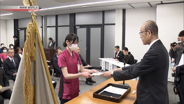 Pegawai baru Pemerintah Kota Wajima menerima surat pengangkatan pada awal tahun fiskal 2026 di tengah upaya pemulihan pascagempa.