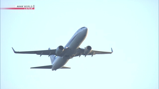 Pesawat penumpang milik maskapai Jepang di area bandara untuk penerbangan internasional