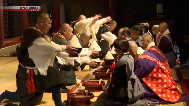 Ritual Forced Rice Eating Digelar di Kuil Buddha di Jepang