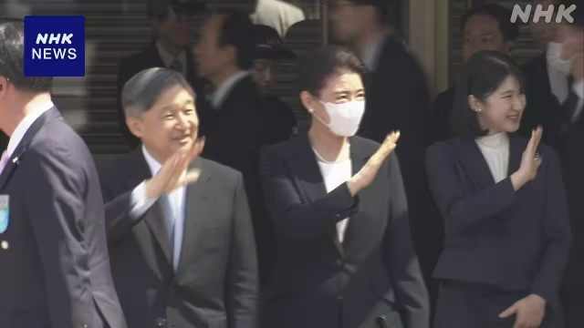 Kaisar Naruhito, Permaisuri Masako, dan Putri Aiko tiba di Stasiun JR Fukushima dan menyapa warga yang menyambut mereka.