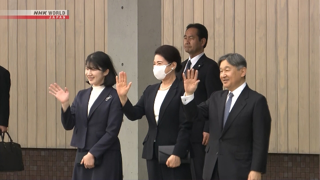 Kaisar Naruhito, Permaisuri Masako, dan Putri Aiko mengunjungi museum peringatan gempa dan bencana nuklir di Kota Futaba, Fukushima.
