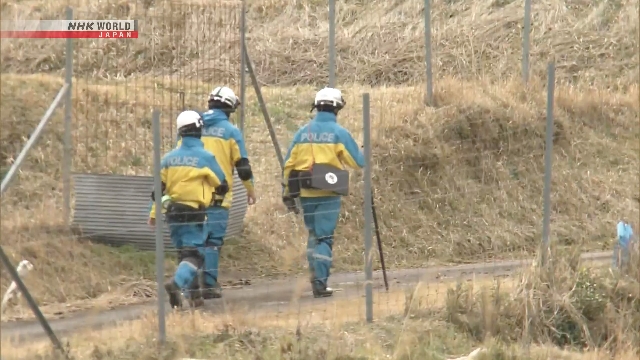 Petugas kepolisian menyelidiki area pegunungan di Kota Nantan, Prefektur Kyoto, terkait penemuan jenazah yang diduga anak.