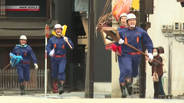 Petugas Pemadam Sukarela di Jepang Tengah Berlomba dalam Estafet Tradisional Hashiriyanko