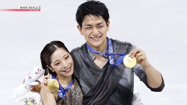 Pasangan seluncur indah Jepang Miura Riku dan Kihara Ryuichi tampil harmonis di atas arena es.