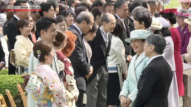 Kaisar Naruhito dan Permaisuri Masako menyambut para tamu di jalur acara Pesta Kebun Kekaisaran Taman Kekaisaran Akasaka.