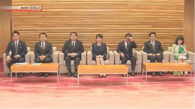 Ilustrasi peralatan pertahanan militer Jepang seperti kapal pengawal dan rudal.