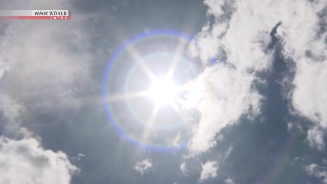 Ilustrasi peta Jepang dengan indikator warna peringatan suhu panas ekstrem dan matahari terik.