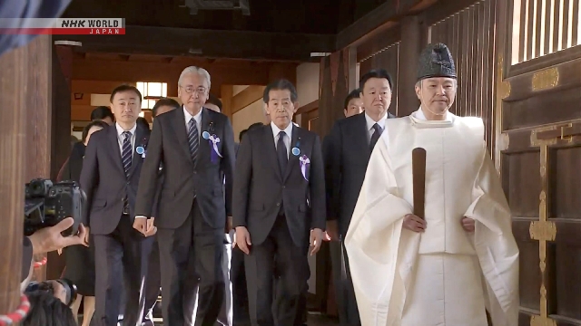 Suasana kunjungan anggota parlemen Jepang ke Kuil Yasukuni di Tokyo.