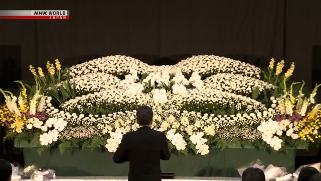 Suasana upacara peringatan untuk para korban kecelakaan kapal wisata KAZU 1 di kota Shari, Hokkaido.