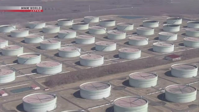 Deretan tangki besar di fasilitas penyimpanan cadangan minyak strategis nasional Jepang.