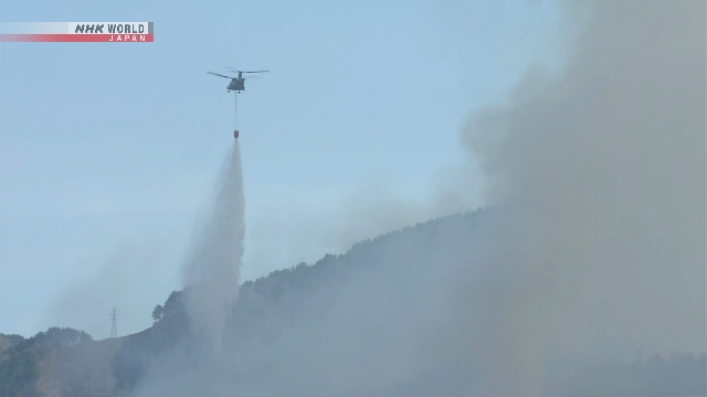 Asap membumbung tinggi dari kebakaran hutan di wilayah pegunungan Kota Otsuchi, Prefektur Iwate.