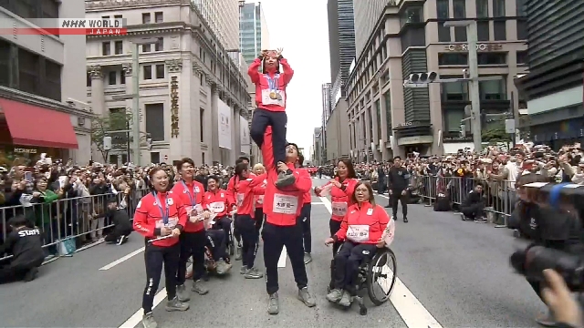 Suasana kemeriahan pawai atlet Olimpiade dan Paralimpiade Musim Dingin di distrik Nihonbashi, Tokyo.