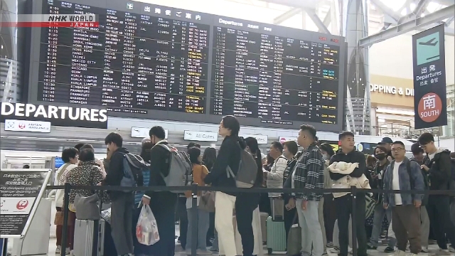 Kesibukan di lobi keberangkatan Bandara Narita dengan para pelancong yang membawa koper saat puncak libur musim semi.