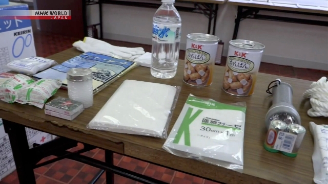 Papan peringatan evakuasi tsunami di daerah pesisir Jepang.