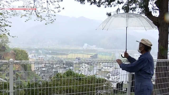 Asap membubung dari area hutan yang terbakar di wilayah perbukitan Kota Otsuchi, Prefektur Iwate.