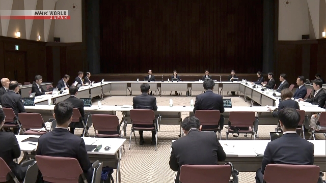 Ilustrasi suasana pertemuan resmi pejabat pemerintah Jepang terkait kebijakan nasional.