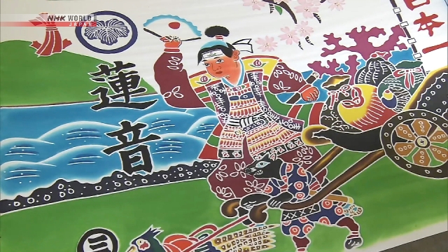 Seorang perajin sedang mewarnai bendera tradisional Furafu berukuran besar dengan motif kapal harta karun di sebuah bengkel di Kochi.