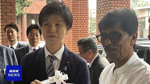 Menteri Pertanian Jepang Suzuki Norikazu saat meninjau varietas beras dan produk pangan di sebuah supermarket di Dhaka, Bangladesh.