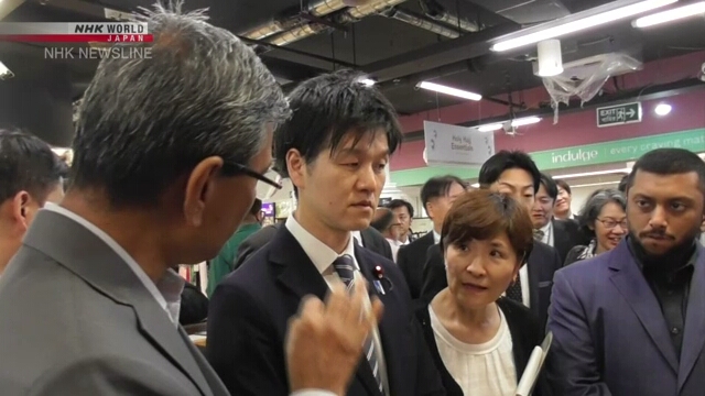 Menteri Pertanian Jepang Suzuki Norikazu saat meninjau varietas beras dan produk pangan di sebuah supermarket di Dhaka, Bangladesh.