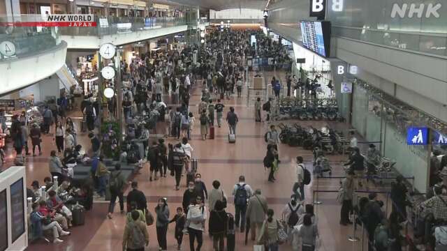 Suasana antrean pelancong di bandara Jepang saat memasuki pekan libur Golden Week.