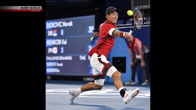 Potret bintang tenis Jepang Kei Nishikori saat bertanding di lapangan.