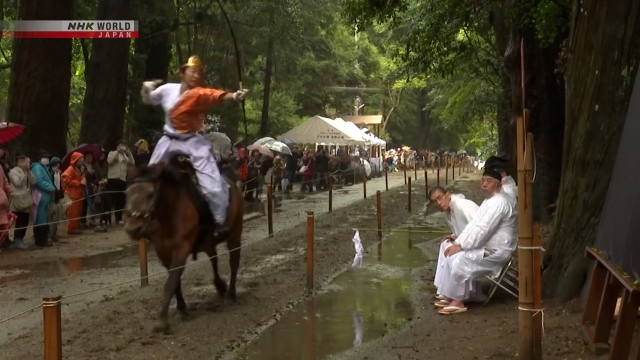 Ritual Memanah Sambil Berkuda 'Yabusame' Pukau Penonton di Kuil Kashima Jingu