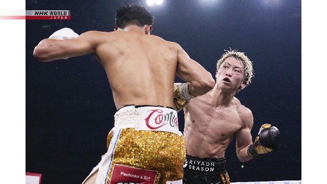 Petinju Naoya Inoue melepaskan pukulan ke arah Junto Nakatani dalam pertarungan gelar juara dunia kelas bantam super di Tokyo.