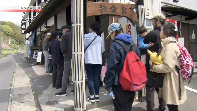 Suasana wisatawan di depan Stasiun Otsuchi Sanriku Railway di Prefektur Iwate pasca kebakaran hutan.