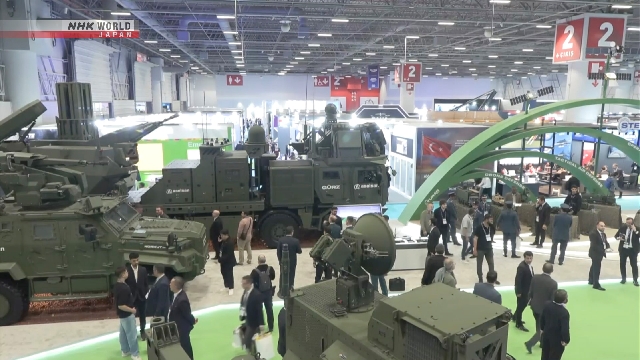 Suasana pameran peralatan pertahanan internasional di Istanbul yang menampilkan berbagai teknologi militer terbaru.