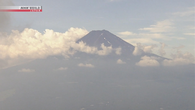 Gerbang pendaftaran pendaki di stasiun kelima Gunung Fuji dengan latar belakang pemandangan gunung.