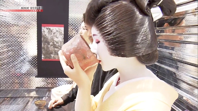 Truk dekotora berlapis krom yang bagian kargonya disulap menjadi ruang upacara minum teh tradisional Jepang di depan kuil Kyoto.