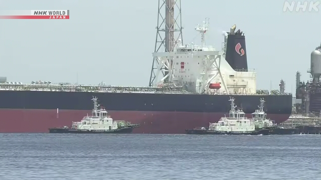 Kapal tanker pengangkut minyak mentah Azerbaijan bersandar di kilang minyak Yokohama, Jepang.