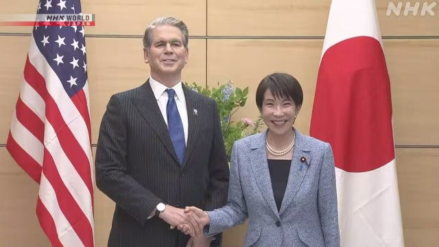 Perdana Menteri Jepang Takaichi Sanae dan Menteri Keuangan AS Scott Bessent saat melakukan pertemuan bilateral di Tokyo.