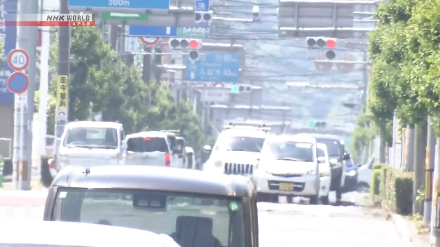 Suasana siang hari yang terik di Jepang saat suhu udara mencapai rekor tertinggi di musim ini.