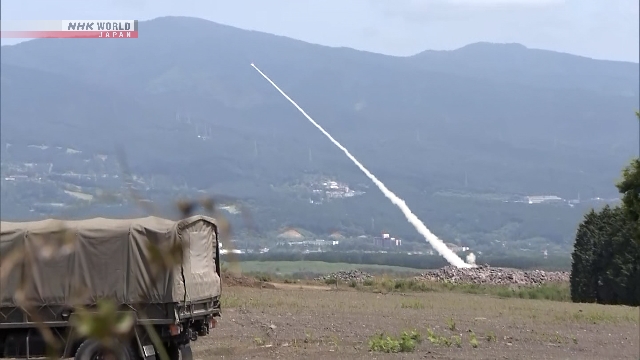 Personel Marinir Amerika Serikat mengoperasikan sistem roket artileri mobilitas tinggi HIMARS dalam latihan militer di Jepang.