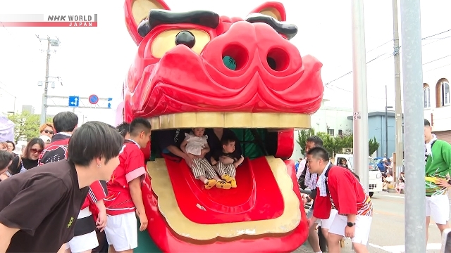 Kereta hias singa raksasa yang menjadi ikon Kota Sakata sedang diarak dalam parade festival di Prefektur Yamagata.