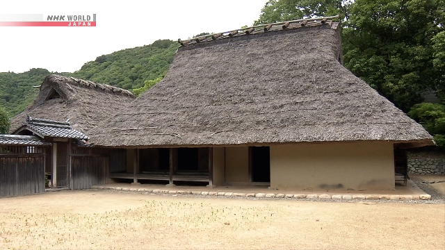 Struktur rumah tradisional Jepang dengan atap jerami dari abad ke-14 yang ditetapkan sebagai Harta Karun Nasional.