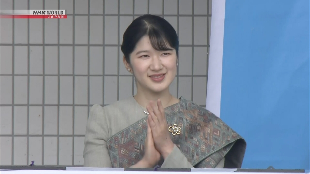 Putri Aiko mengenakan busana tradisional Laos hijau muda saat menghadiri pembukaan Festival Laos di Taman Yoyogi, Tokyo.