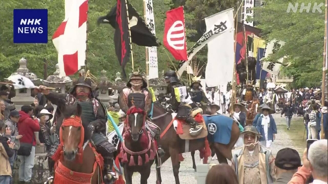 Ratusan penunggang kuda berbaju zirah samurai berparade di jalanan Kota Minamisoma dalam festival Soma Nomaoi.